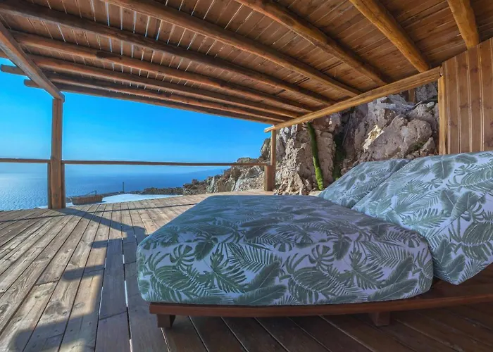 M11 - Seaview - Luxury With Pools & Views